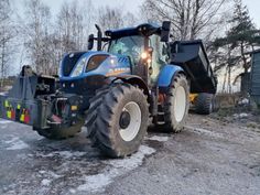 New Holland -traktori peräkärryllä
